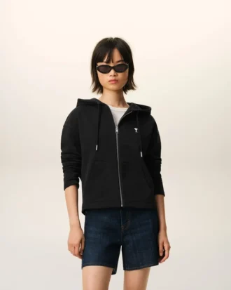 schwarzer ami de coeur hoodie mit reissverschluss aus baumwolle 2 1 330x413 - Schwarzer Ami de Coeur Hoodie mit Rei&szlig;verschluss aus Baumwolle